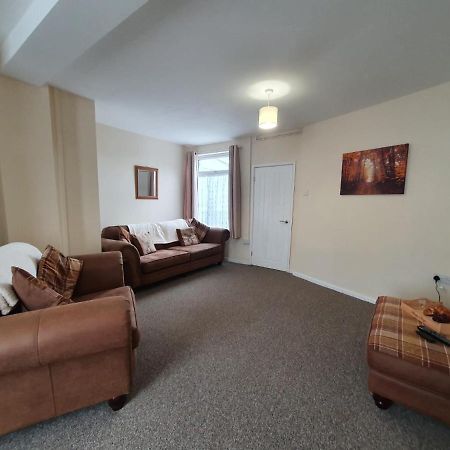 2 Bed House, Contractors & Holiday Guests Welcomed Dowlais Exterior photo