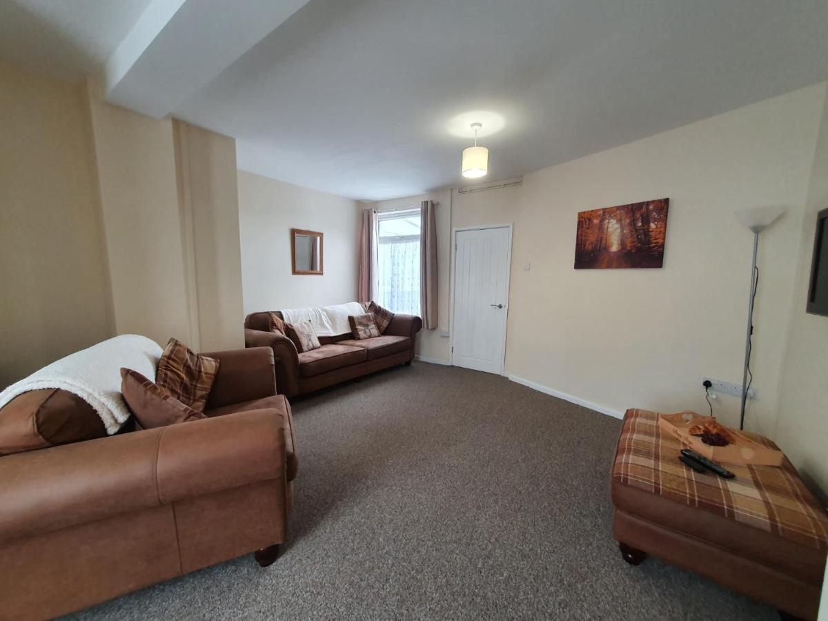 2 Bed House, Contractors & Holiday Guests Welcomed Dowlais Exterior photo