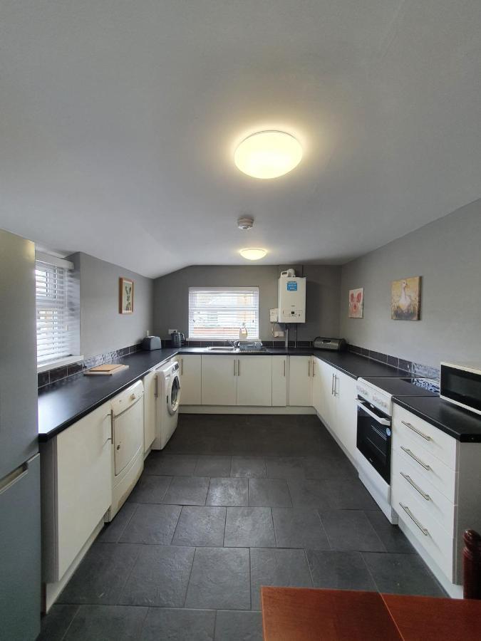 2 Bed House, Contractors & Holiday Guests Welcomed Dowlais Exterior photo