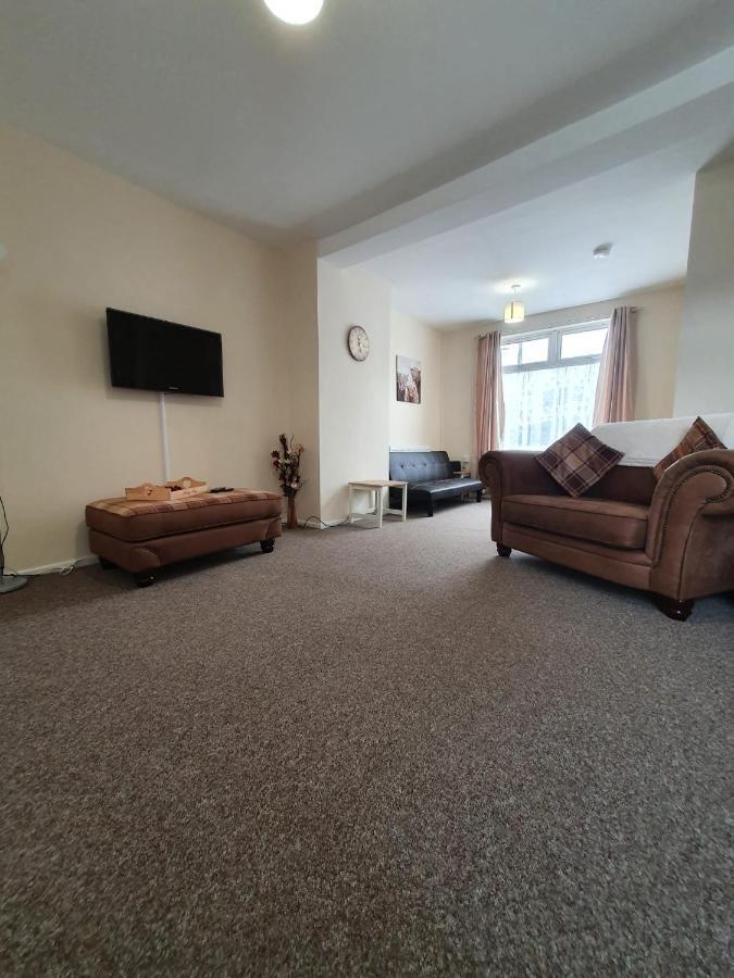 2 Bed House, Contractors & Holiday Guests Welcomed Dowlais Exterior photo